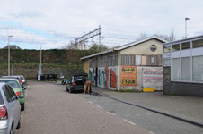 909645 Gezicht op de Weggeefwinkel (2e Daalsedijk 2A) te Utrecht, met op de achtergrond de dijk van de spoorweg naar ...